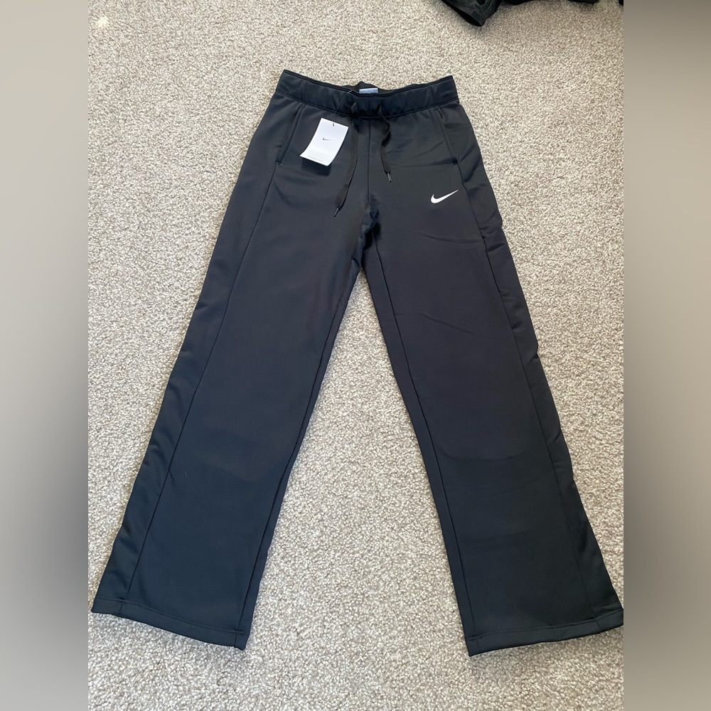 NWT Women’s Nike Therma All Time Pant CU9394-010 SIZE: LARGE